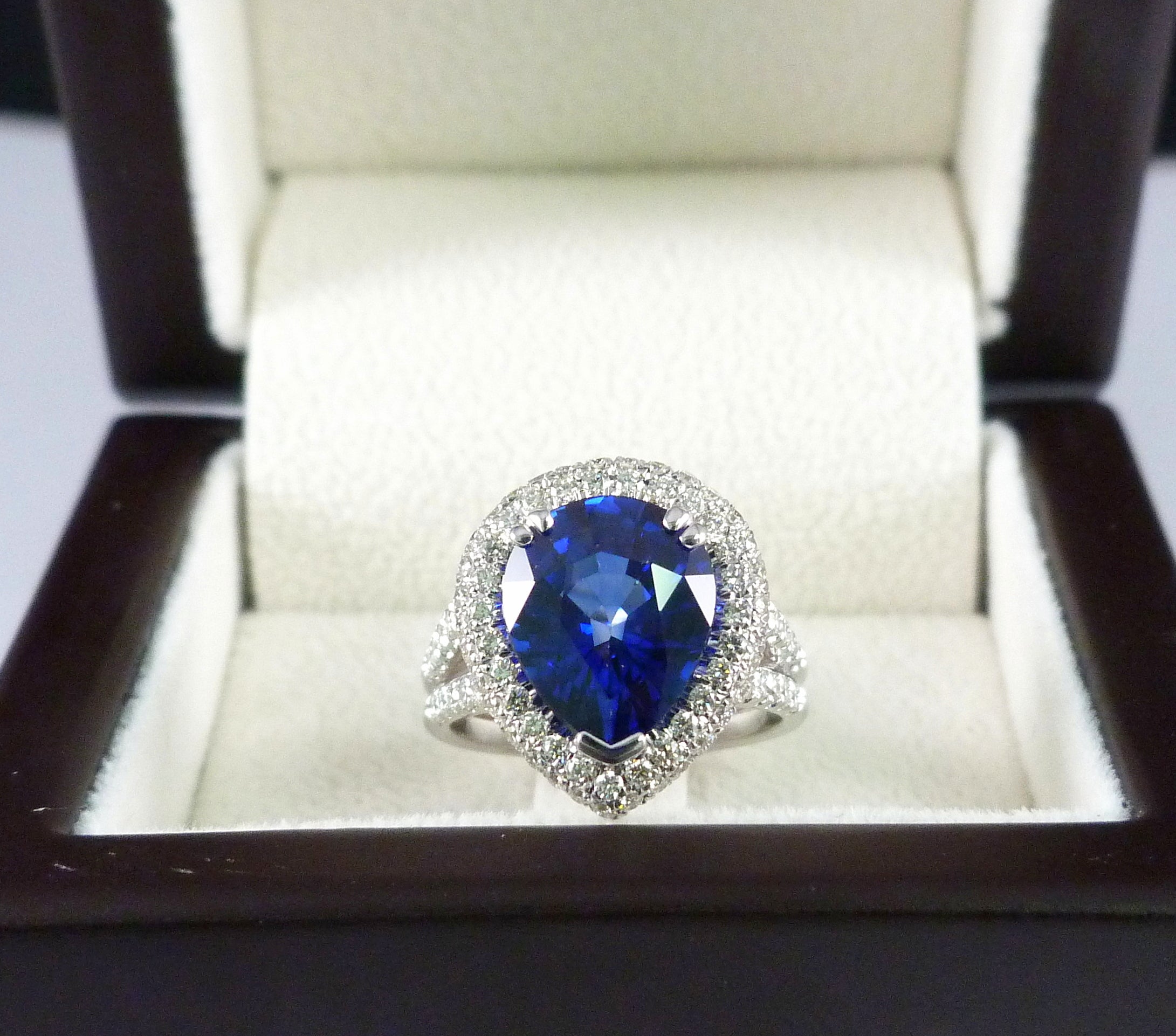 Elegant Pear-Cut Blue Sapphire Ring with Diamond